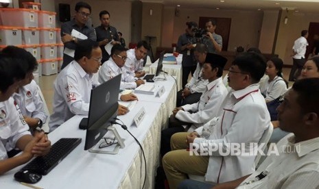 Sejumlah partai melakukan proses penyerahan berkas di Kantor Pusat KPU, Menteng, Jakarta, Senin (20/11). 