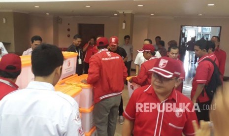 Sejumlah partai melakukan proses penyerahan berkas di Kantor Pusat KPU, Menteng, Jakarta, Senin (20/11). 