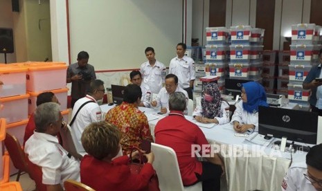 Sejumlah partai melakukan proses penyerahan berkas di Kantor Pusat KPU, Menteng, Jakarta, Senin (20/11). 