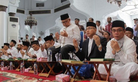 Sejumlah pasangan cagub-cawagub Aceh berdoa seusai mengikuti uji baca Alquran di Masjid Raya Baiturrahman, Banda Aceh. 