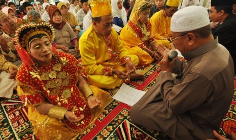 Kuningan Gelar Hajat Besar Resepsi Pernikahan 64 Pasangan Itsbat Nikah. Foto: Sejumlah pasangan pengantin melakukan ijab kabul saat berlangsungnya nikah massal.  (ilustrasi)