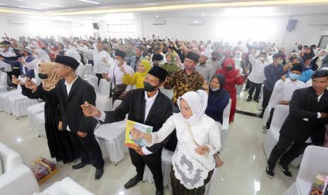 Sejumlah pasangan pengantin mengikuti nikah massal  (ilustrasi)