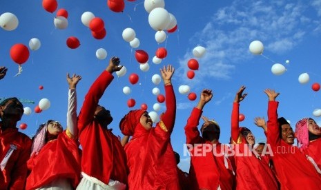 Sejumlah pasangan pengantin mengikuti resepsi pernikahan massal merah putih di Anjungan Pantai Losari, Makassar, Sulawesi Selatan, Sabtu (6/8).