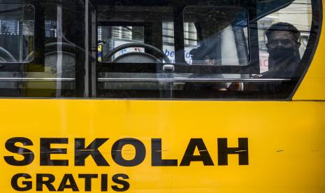 Sejumlah pasien Covid-19 berada di dalam bus sekolah yang akan mengantarkannya menuju RSDC Wisma Atlet di Puskesmas Kecamatan Tebet, Jakarta, Kamis (3/2/2022).