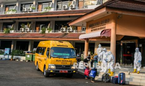 Sejumlah pasien COVID-19 dengan kategori orang tanpa gejala (OTG) tiba di Graha Wisata Ragunan, Kebagusan, Jakarta Selatan, Sabtu (12/6/2021). Pemerintah Kota Jakarta Selatan memfungsikan kembali Graha Wisata Ragunan sebagai tempat isolasi warga terpapar COVID-19 kategori OTG dengan memiliki fasilitas 76 kamar yang mampu merawat pasien sebanyak kurang lebih 152 orang. 