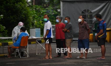 Sejumlah pasien Covid-19 mengantre memeriksa kesehatan di rumah sakit lapangan (ilustrasi)