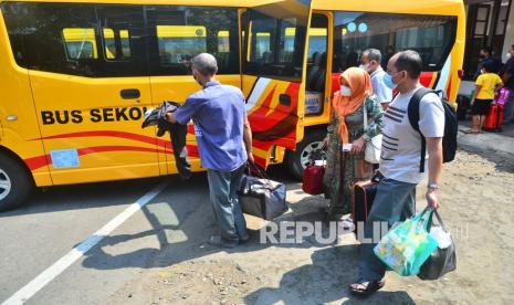 Sejumlah pasien COVID-19 naik ke bus sekolah saat akan dipindahkan dari Kudus di Jawa Tengah, Senin (7/6/21). Sebanyak 23 pasien COVID-19 yang terdiri Aparatur Sipil Negara dan keluarganya di Kudus dipindahkan ke tempat karantina terpusat di Asrama Haji Donohudan, Boyolali, Jawa Tengah guna mendapatkan pelayanan kesehatan yang lebih baik serta mencegah penularan COVID-19 yang lebih luas. 