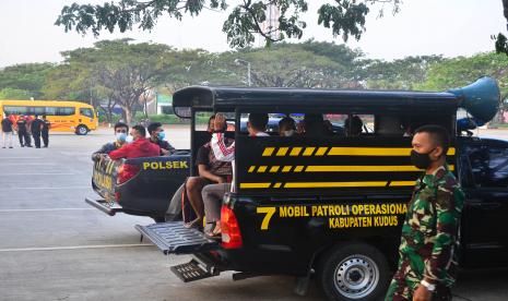 Sejumlah pasien Covid-19 yang dijemput dari desa-desa tiba di rusun karantina bakalankrapyak Kudus, Jawa Tengah.