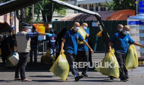 Sejumlah pasien COVID-19 yang telah sembuh berjalan keluar dari Rumah Sakit (ilustrasi)