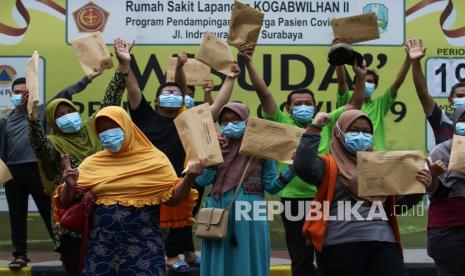 Sejumlah pasien Covid-19 yang telah sembuh meluapkan ekspresinya sebelum keluar dari rumah sakit.