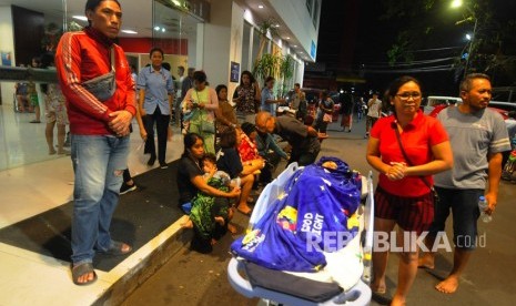 Sejumlah pasien dan keluarga berkumpul di area parkir rumah sakit yang diungksikan saat terjadi gempa (ilustrasi)