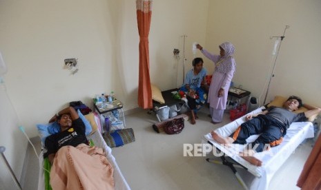  Sejumlah pasien Demam Berdarah Dengue (DBD) dirawat dengan menggunakan velbed di ruangan cempaka yang berada di Rumah Sakit Umum Daerah (RSUD) Cibinong, Bogor, Jawa Barat, Selasa (1/3).