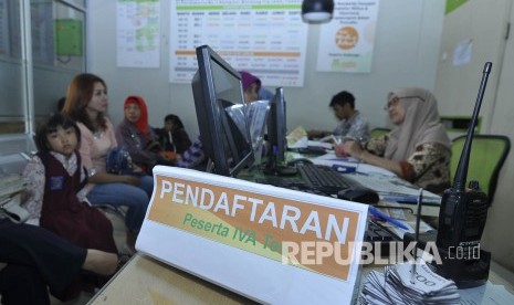 Sejumlah pasien melakukan pendaftaran pada Pemeriksaan Kanker Serviks Serentak melalui Ivatest, di klinik Pratama Medika Antapani, Jl Purwakarta, Kota Bandung, Jumat (29/7). (Mahmud Muhyidin)