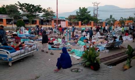 Sejumlah pasien mendapat perawatan di depan Instalasi Gawat Darurat (IGD) RSUD Undata, Palu, Sulawesi Tengah , Sabtu (29/9). Perawatan di luar gedung rumah sakit tersebut untuk mengantisipasi kemungkinan adanya gempa susulan. 