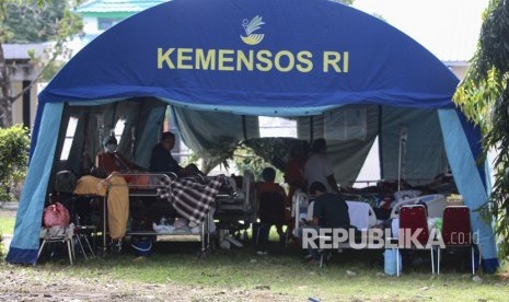 Sejumlah pasien menjalani perawatan di dalam tenda darurat di teras RSUD Haulussy, Ambon, Maluku, Kamis (26/9/2019). 