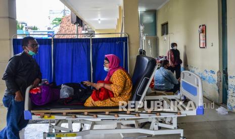 Sejumlah pasien menjalani perawatan di pelataran IGD Rumah Sakit Umum Daerah (RSUD) dr Soekardjo, Kota Tasikmalaya, Jawa Barat, Rabu (23/6/2021). Pasien terpaksa antre bahkan belasan diantaranya terpaksa menunggu di lorong IGD dikarenakan ruang isolasi COVID-19 di RSUD dr Soekardjo penuh dengan Bad Occupancy Rate (BOR) melebihi 100 persen.