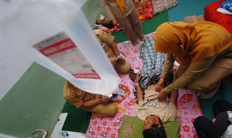 Sejumlah pasien menjalani perawatan medis di Madrasah Nurul Iman, Desa Margalaksana, Tasikmalaya, Jawa Barat, Rabu (6/5). 