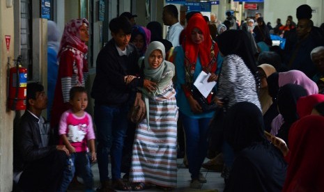 Sejumlah pasieun menunggu panggilan pemeriksaan dokter rawat jalan di Rumah Sakit Umum Daerah (RSUD) dr Soekardjo Kota Tasikmalaya, Jawa Barat, Kamis (19/1). 