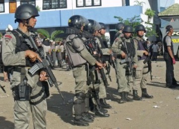 Sejumlah pasukan Brimob Polda NTB bersiap melakukan pembubaran massa yang melakukan pemblokiran Pelabuhan Sape, Kecamatan Sape, Bima, Kabupaten Bima, NTB, Sabtu (24/12). 