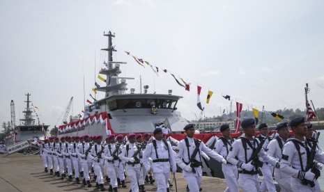 Sejumlah pasukan dari TNI Angkatan Laut berjalan melintasi KRI Layaran 854 di Dermaga Utara Pelabuhan Batu Ampar, Batam, Kepulauan Riau, Selasa (10/1).