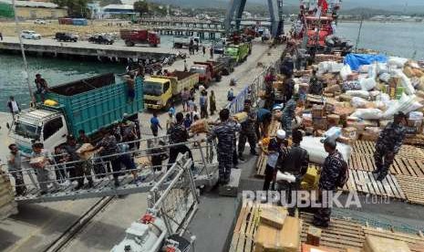 Sejumlah pasukan TNI Angkatan Laut memberikan bantuan kepada warga di Pelabuhan Pantoloan, Palu, Sulawesi Tengah, Kamis (4/10).