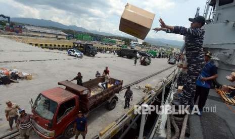 Sejumlah pasukan TNI Angkatan Laut memberikan bantuan kepada warga di Pelabuhan Pantoloan, Palu, Sulawesi Tengah, Kamis (4/10).