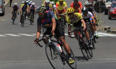 Sejumlah pebalap adu cepat pada etape terakhir Tour de Linggarjati 2016 di Kuningan, Jawa Barat, Minggu (30/10). 