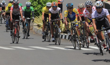 Sejumlah pebalap adu cepat pada etape terakhir Tour de Linggarjati 2016 di Kuningan, Jawa Barat, Minggu (30/10). 