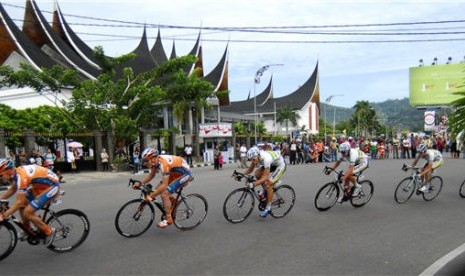  Sejumlah pebalap berpacu melalui tikungan disalah satu rute sebelum masuk garis finis pada etape VII Tour de Singkarak di Padang, Sumbar.