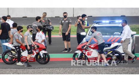 Sejumlah pebalap Idemitsu Asia Talent Cup (IATC) membawa motornya usai menyapa penonton di Pertamina Mandalika International Street Circuit di KEK Mandalika, Kecamatan Pujut, Praya, Lombok Tengah, NTB, Ahad (14/11/2021). Pihak penyelenggara tidak menggelar balapan seri ketiga IATC di Sirkuit Mandalika pada Ahad (14/11) sesuai dengan jadwal yang telah ditentukan.