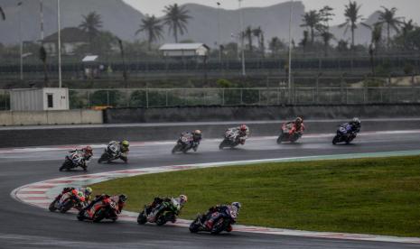 Sejumlah pebalap melaju saat World Super Bike (WSBK) Race 2 di Pertamina Mandalika International Street Circuit, Lombok Tengah, Nusa Tenggara Barat.