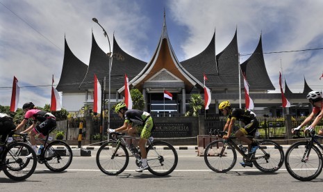 Sejumlah pebalap sepeda beradu kecepatan pada etape kelima Tour de Singkarak 2016 di depan Gedung Bank Indonesia cabang Sumatera Barat, Rabu (10/8). 