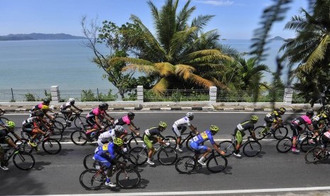 Sejumlah pebalap sepeda beradu kecepatan pada etape kelima Tour de Singkarak 2016 di Pesisir Selatan, Sumatera Barat, Rabu (10/8).