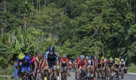 Sejumlah pebalap sepeda beradu cepat di ajang Tour de Singkarak (ilustrasi) 