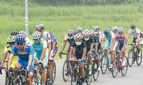 Sejumlah pebalap sepeda menggunakan masker saat beradu kecepatan pada Tour De Singkarak Etape Keenam di Malalak, Sumatera Barat, Kamis (8/10). 