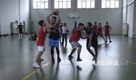 Sejumlah pebasket 3X3 Timnas Putra menjalani latihan saat pemusatan latihan nasional (Pelatnas) Asian Games 2018, di lapangan basket Istana Kana, Jakarta, Jumat (12/1). 