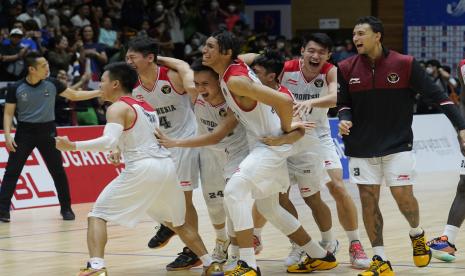 Sejumlah pebasket Indonesia berselebrasi usai mengalahkan Tim Filipina dalam laga final bola basket SEA Games 2021 Vietnam di Thanh Tri District Sporting Hall, Hanoi, Vietnam, Ahad (22/5/2022). Indonesia mengalahkan Filipina dengan skor 85-81 sehingga memastikan diri menjadi peraih medali emas dan sekaligus merupakan pertama dalam sejarah keikutsertaan Tim Basket Indonesia di SEA Games