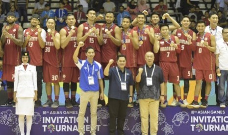 Sejumlah pebasket putra Indonesia menunjukkan medali emasnya seusai laga final bola basket 18th Asian Games Invitation Tournament melawan India di Hall Basket Senayan, Jakarta, Senin (12/2). 