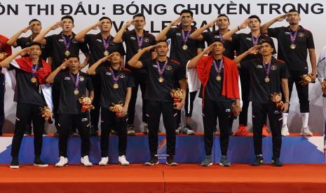 Sejumlah pebola voli putra tim nasional Indonesia memberi hormat kepada bendera merah putih saat upacara penghormatan pemenang nomor bola voli putra SEA Games Vietnam 2021 di Hoa Binh Gymnastic and Sport Center, Vietnam, Ahad (22/5/2022). Tim bola voli putra Indonesia berhasil mempersembahkan medali emas setelah mengalahkan Vietnam dengan skor 25-22, 25-18, dan 25-15.