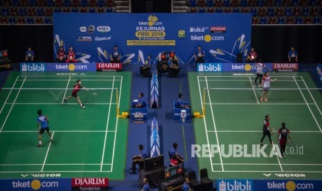 Sejumlah pebulu tangkis bertanding pada babak penyisihan Kejurnas PBSI 2018 di Britama Arena Sport Mall Kelapa Gading, Jakarta, Selasa (18/12/2018).