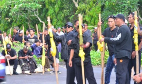  Sejumlah pecalang melakukan pengamanan di depan Hotel The Westin Nusa Dua Bali, yang menjadi lokasi pelaksanaan Munas IX Partai Golkar, Ahad (30/11).