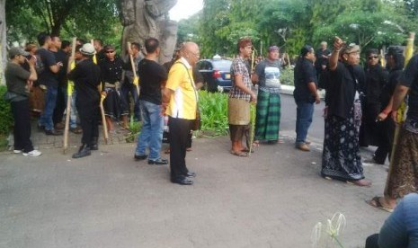 Sejumlah pecalang melakukan pengamanan Munas Golkar ke-9 di Bali