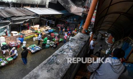 Sejumlah pedagang bertransaksi dengan pembeli di Pasar Minggu, Jakarta Selatan, Rabu (2/6/2021). Badan Pusat Statistik (BPS) mencatat terjadinya inflasi pada Mei 2021 sebesar 0,32 persen karena terjadi kenaikan permintaan pada bahan makanan untuk kebutuhan puasa dan Lebaran. 