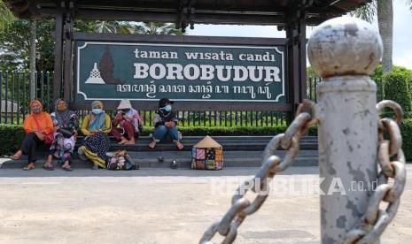 Sebagian pengunjung Candi Borobudur di Kabupaten Magelang, Jawa Tengah, belum menyiapkan aplikasi PeduliLindungi sebagai syarat masuk di objek wisata tersebut. (Foto: Pintu masuk Taman WIsata Candi (TWC) Borobudur)