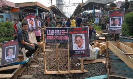 Sejumlah Pedagang dan mahasiswa berdemo dengan memblokir rel kereta di stasiun Pondok Cina, Depok, Jawa Barat, Senin (14/1). (Republika/Agung Fatma Putra)