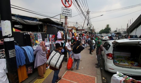 Sejumlah Pedagang Kaki Lima (PKL) berdagang di atas trotoar di Tanah Abang, Jakarta, Rabu (18/10). Meskipun sudah ditertibkan, para PKL tersebut masih saja berjualan di atas trotoar dengan alasan harga sewa toko yang sangat mahal. 