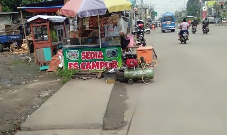 Sejumlah Pedagang Kaki Lima (PKL) di depan Kawasan Terminal Bekasi, BekasiTimur, Kota Bekasi berjualan diatas trotoar, Senin (29/4).