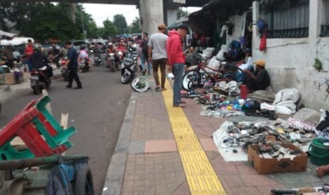 Sejumlah Pedagang Kaki Lima (PKL) di sekitar kawasan Stasiun Kebayoran,  Jakarta Selatan, Rabu (15/5).