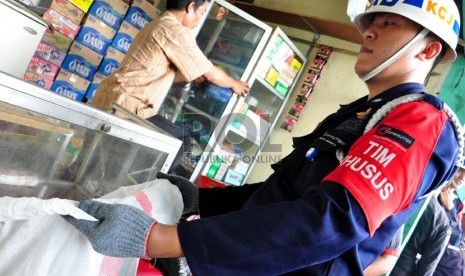  Sejumlah pedagang kaki lima (PKL) dibantu petugas mengangkut barang mereka saat penertiban PKL di Stasiun Pasar Minggu, Kamis (18/4). Stasiun UI, Depok, Rabu (29/5/2013) juga melakukan penertiban untuk mensterilkan kegiatan non-KAI di kawasan tersebut.