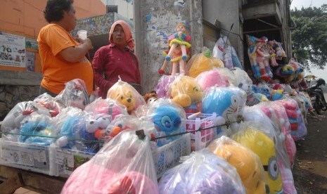 Sejumlah Pedagang Kaki Lima (PKL) menjajakkan boneka dagangannya di bawah kolong jembatan penyeberangan orang (JPO) depan Pasar Cipinang Besar, Senin (12/5).